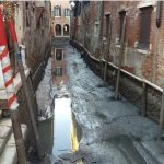 Bassa marea a Venezia: canali a secco, marea tocca -50cm [FOTO]