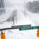 Maltempo, ciclone bomba provoca un’apocalittica tempesta invernale in Canada: auto e case sepolte dalla neve, dichiarato lo stato di emergenza [FOTO e VIDEO]