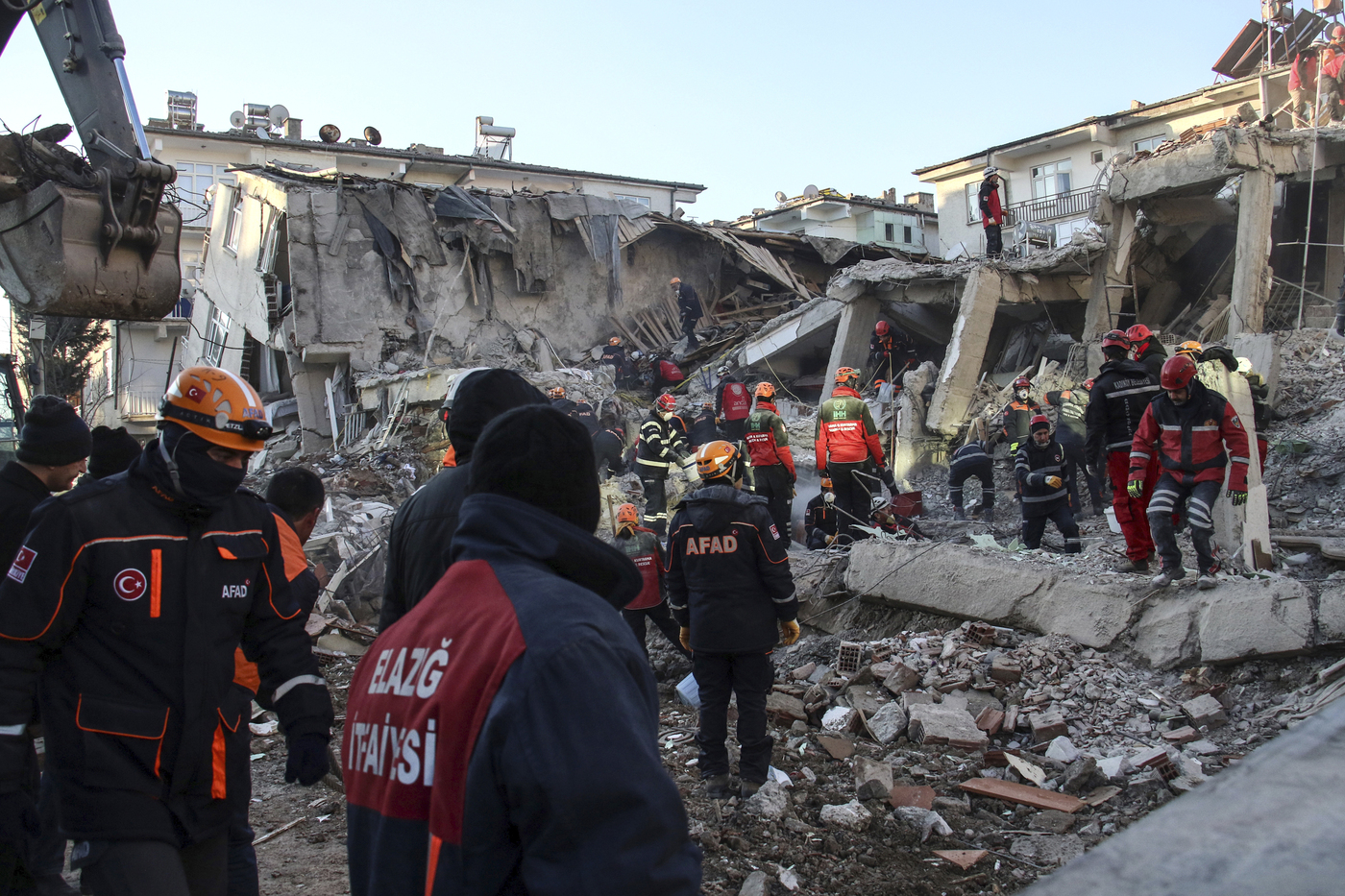Forte Terremoto In Turchia 35 Morti E Oltre 1600 Feriti Si Continua A