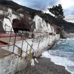 Maltempo, violentissima mareggiata-tsunami devasta la nota località balneare calabrese di Favazzina: “è tutto distrutto, nulla sarà più come prima” [FOTO e VIDEO]