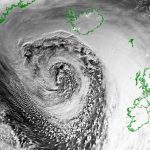 Allerta Meteo, la tempesta Dennis scatena venti a 220km/h: scatta l’allarme per l’effetto Fujiwhara, Europa col fiato sospeso [MAPPE]