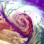 Allerta Meteo, la tempesta Dennis scatena venti a 220km/h: scatta l’allarme per l’effetto Fujiwhara, Europa col fiato sospeso [MAPPE]