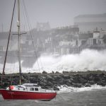 La tempesta Dennis si abbatte sul Regno Unito: 2 morti, centinaia di voli cancellati. Allerta per venti a 150km/h e inondazioni [FOTO]