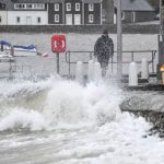 La tempesta Dennis si abbatte sul Regno Unito: 2 morti, centinaia di voli cancellati. Allerta per venti a 150km/h e inondazioni [FOTO]