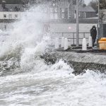 La tempesta Dennis si abbatte sul Regno Unito: 2 morti, centinaia di voli cancellati. Allerta per venti a 150km/h e inondazioni [FOTO]