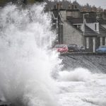 La tempesta Dennis si abbatte sul Regno Unito: 2 morti, centinaia di voli cancellati. Allerta per venti a 150km/h e inondazioni [FOTO]