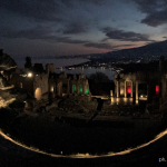 Coronavirus, un messaggio di speranza da Taormina: il Teatro Antico illuminato dal Tricolore