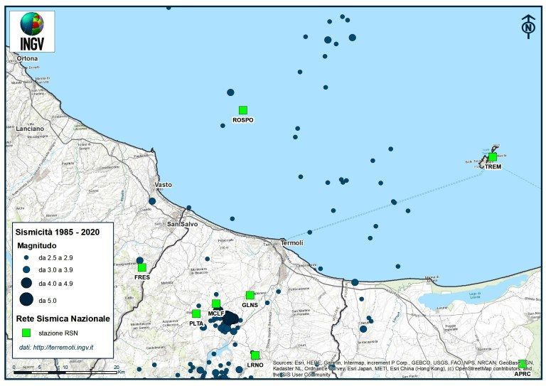 Sismicità dal 1985 ad oggi in blu e Stazioni sismiche della Rete Sismica Nazionale in verde