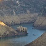 Il lago si abbassa e riemerge l’antica dogana, un tempo al confine con l’Austria [FOTO]