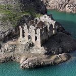 Il lago si abbassa e riemerge l’antica dogana, un tempo al confine con l’Austria [FOTO]