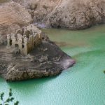 Il lago si abbassa e riemerge l’antica dogana, un tempo al confine con l’Austria [FOTO]