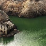 Il lago si abbassa e riemerge l’antica dogana, un tempo al confine con l’Austria [FOTO]