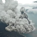 L’eruzione del vulcano Anak Krakatau ha congelato l’atmosfera: ha generato dieci milioni di tonnellate di ghiaccio e 100.000 fulmini [FOTO]