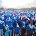 Altro che Coronavirus: 3.500 persone ignorano il divieto di assembramenti e si riuniscono per il più grande raduno di puffi al mondo [FOTO e VIDEO]