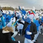 Altro che Coronavirus: 3.500 persone ignorano il divieto di assembramenti e si riuniscono per il più grande raduno di puffi al mondo [FOTO e VIDEO]