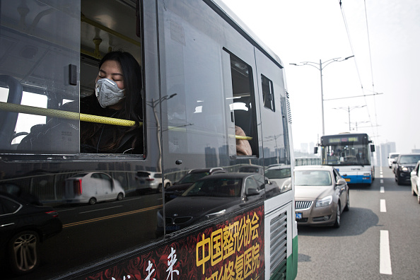 A Wuhan la vita ricomincia dopo il Coronavirus: la gente esce in strada e piange le vittime del Covid-19 [GALLERY]