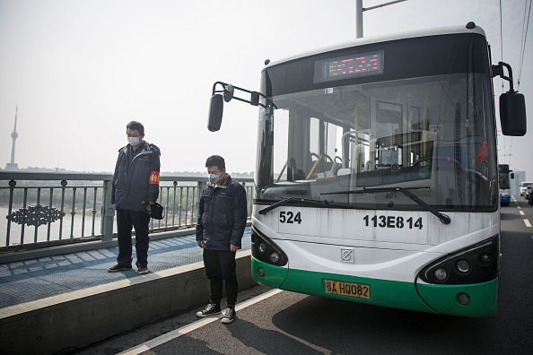 A Wuhan la vita ricomincia dopo il Coronavirus: la gente esce in strada e piange le vittime del Covid-19 [GALLERY]