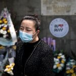 A Wuhan la vita ricomincia dopo il Coronavirus: la gente esce in strada e piange le vittime del Covid-19 [GALLERY]