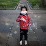 A Wuhan la vita ricomincia dopo il Coronavirus: la gente esce in strada e piange le vittime del Covid-19 [GALLERY]