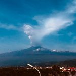 Etna: aumenta l’ampiezza del tremore vulcanico, attività stromboliana e fontana di lava pulsante [FOTO]