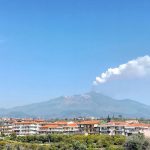 Etna: aumenta l’ampiezza del tremore vulcanico, attività stromboliana e fontana di lava pulsante [FOTO]