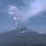 Etna: aumenta l’ampiezza del tremore vulcanico, attività stromboliana e fontana di lava pulsante [FOTO]