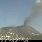 Etna: aumenta l’ampiezza del tremore vulcanico, attività stromboliana e fontana di lava pulsante [FOTO]