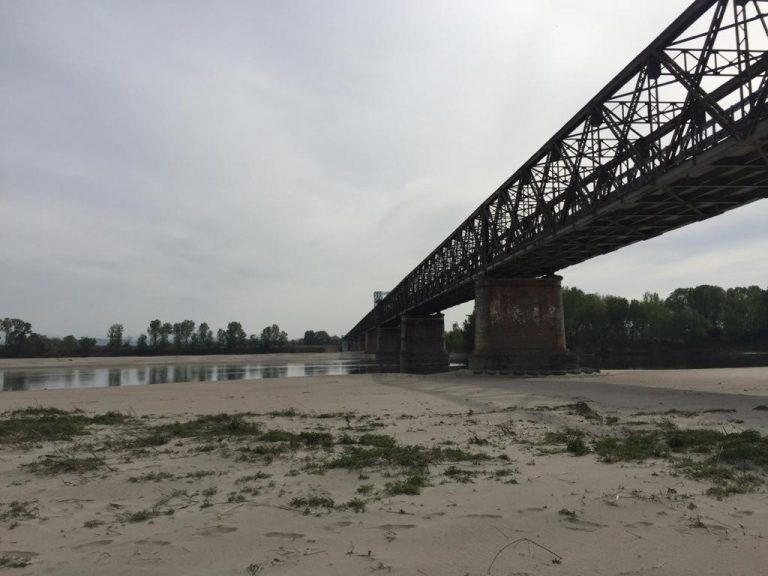 Il Po in magra al Ponte della Becca (Pavia)