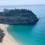 Calabria, lo straordinario spettacolo di Tropea durante il lockdown: spiagge deserte e acqua cristallina [GALLERY]