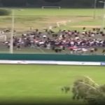 Coronavirus, partita di calcio clandestina: 1000 giovani riuniti, l’invasione di campo è un enorme assembramento a Losanna [FOTO e VIDEO]