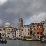 Allerta a Venezia, vasto incendio in una ditta di prodotti chimici a Marghera: “Restate in casa e chiudete tutto” [FOTO e VIDEO LIVE]