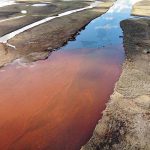 Russia, disastro ambientale in Siberia: 20mila tonnellate di gasolio finiscono in un fiume, le acque si tingono di rosso [FOTO]