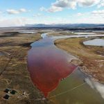 Russia, disastro ambientale in Siberia: 20mila tonnellate di gasolio finiscono in un fiume, le acque si tingono di rosso [FOTO]