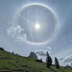 Un fenomeno comune ma sempre affascinante: spettacolare alone solare incanta l’Alto Adige [FOTO]