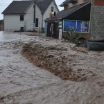 Maltempo, devastanti alluvioni in Serbia: fiumi straripati, ponti crollati, centinaia di persone isolate [FOTO e VIDEO]