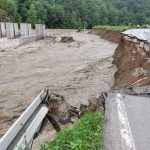 Maltempo, devastanti alluvioni in Serbia: fiumi straripati, ponti crollati, centinaia di persone isolate [FOTO e VIDEO]