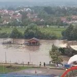 Maltempo, devastanti alluvioni in Serbia: fiumi straripati, ponti crollati, centinaia di persone isolate [FOTO e VIDEO]