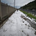 Maltempo, grandine nelle Marche: imbiancata la pista ciclabile tra Pesaro e Fano [FOTO]