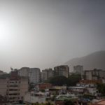 Enorme nube di polvere del Sahara raggiunge i Caraibi, paesaggi surreali e aria irrespirabile: “Evento più importante degli ultimi 50 anni” [FOTO e VIDEO]