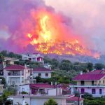 Inferno di fuoco nel Peloponneso: vasto incendio a Corinto, oltre 250 pompieri e decine di mezzi non riescono a contenere le fiamme [FOTO]