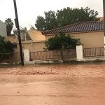 Maltempo, disastrosa alluvione in Grecia: strade come fiumi, gente in fuga sui tetti e sugli alberi. Danni enormi e vittime [FOTO e VIDEO]