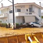 Maltempo, disastrosa alluvione in Grecia: strade come fiumi, gente in fuga sui tetti e sugli alberi. Danni enormi e vittime [FOTO e VIDEO]