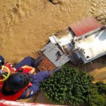 Maltempo, disastrosa alluvione in Grecia: strade come fiumi, gente in fuga sui tetti e sugli alberi. Danni enormi e vittime [FOTO e VIDEO]