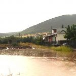 Maltempo, disastrosa alluvione in Grecia: strade come fiumi, gente in fuga sui tetti e sugli alberi. Danni enormi e vittime [FOTO e VIDEO]