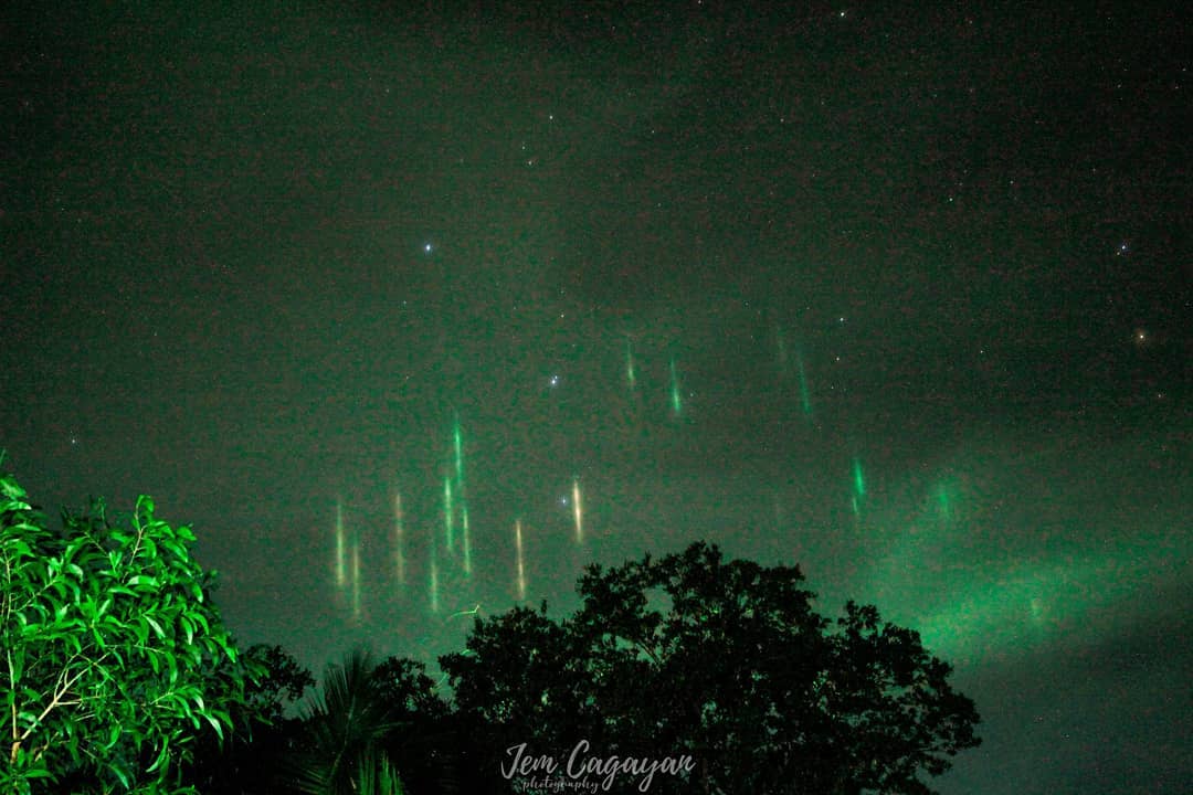 foto pilastri luce terremoto filippine