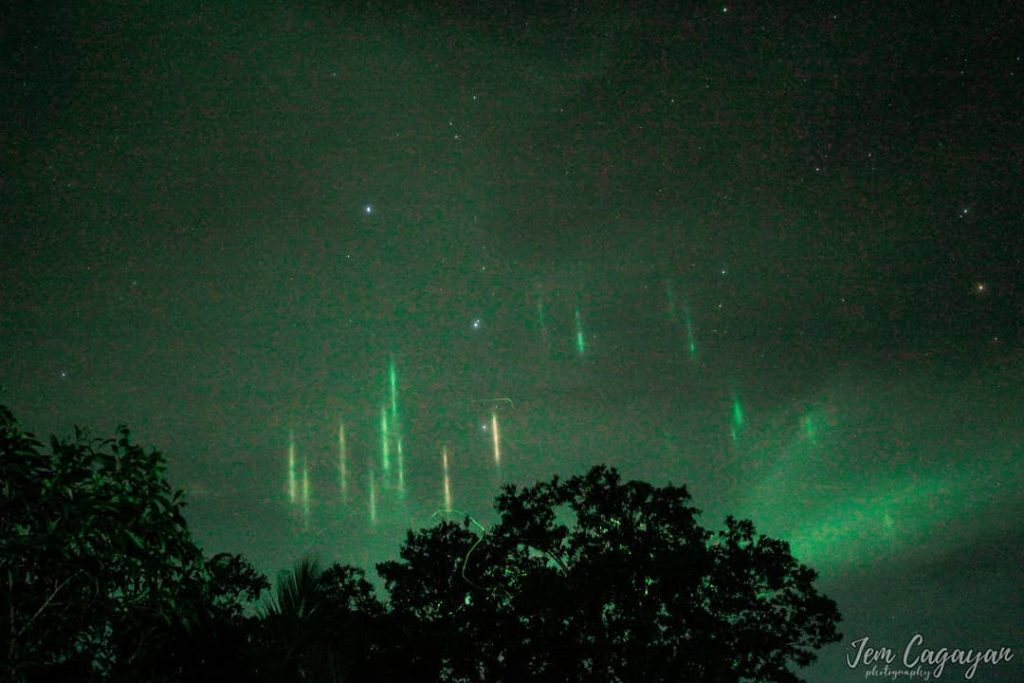 foto pilastri luce terremoto filippine