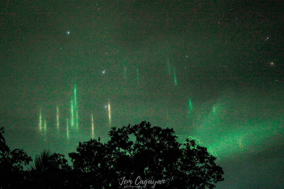 foto pilastri luce terremoto filippine