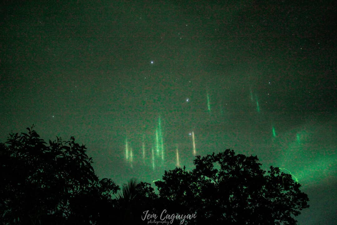 foto pilastri luce terremoto filippine