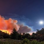 Mega incendio a est Los Angeles: fiamme fuori controllo nella Cherry Valley californiana, 7.800 evacuati [FOTO]