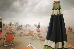 Alerta de mau tempo no verão, praia, tornado e tempestade